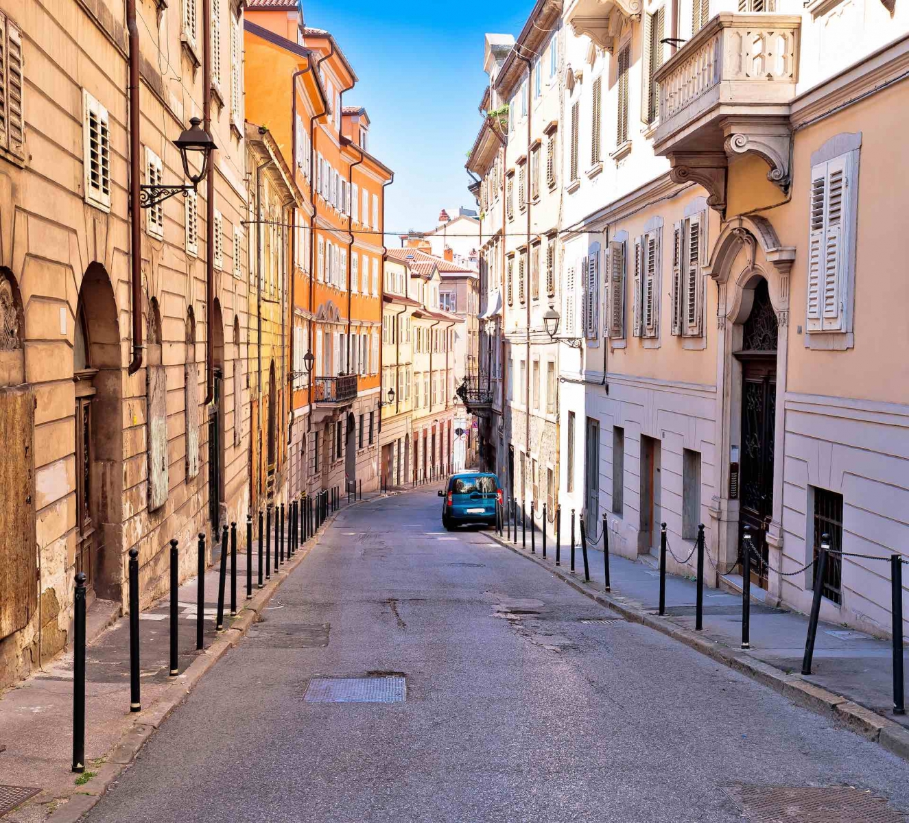 Calle estrecha italiana colorida en Trieste