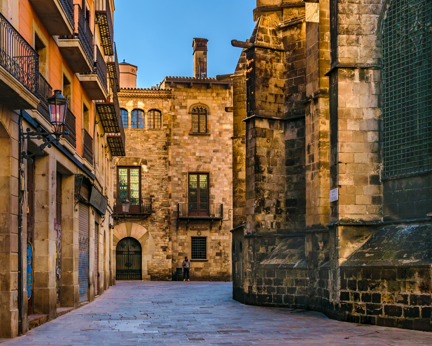 Luftpanorama-Drohnenaufnahme der im Bau befindlichen Stadtkirche von Barcelona in der Sonnenaufgangsstunde im spanischen Winter