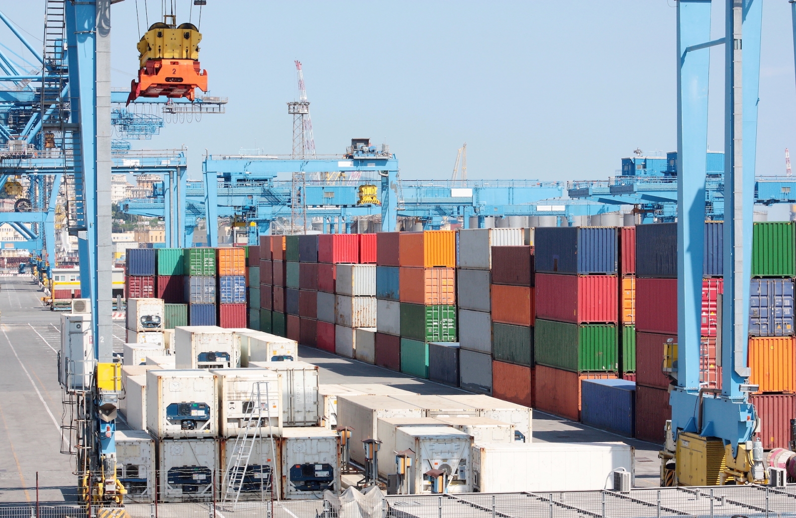 Containerterminal im Hafen von Genua, Italien