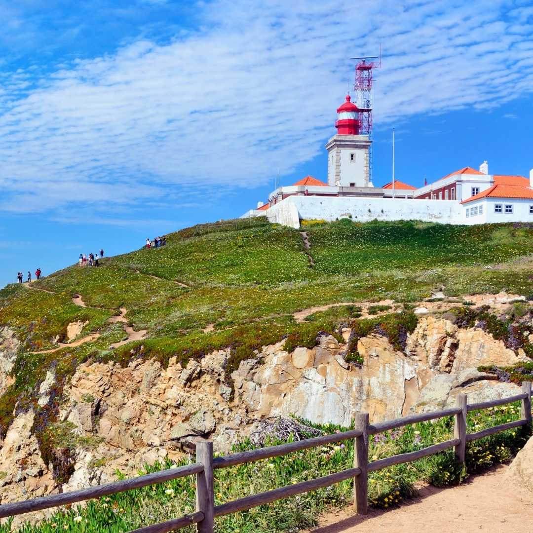 Der Leuchtturm von Cabo da Roca liegt am westlichsten Punkt Kontinentaleuropas, in Portugal.
