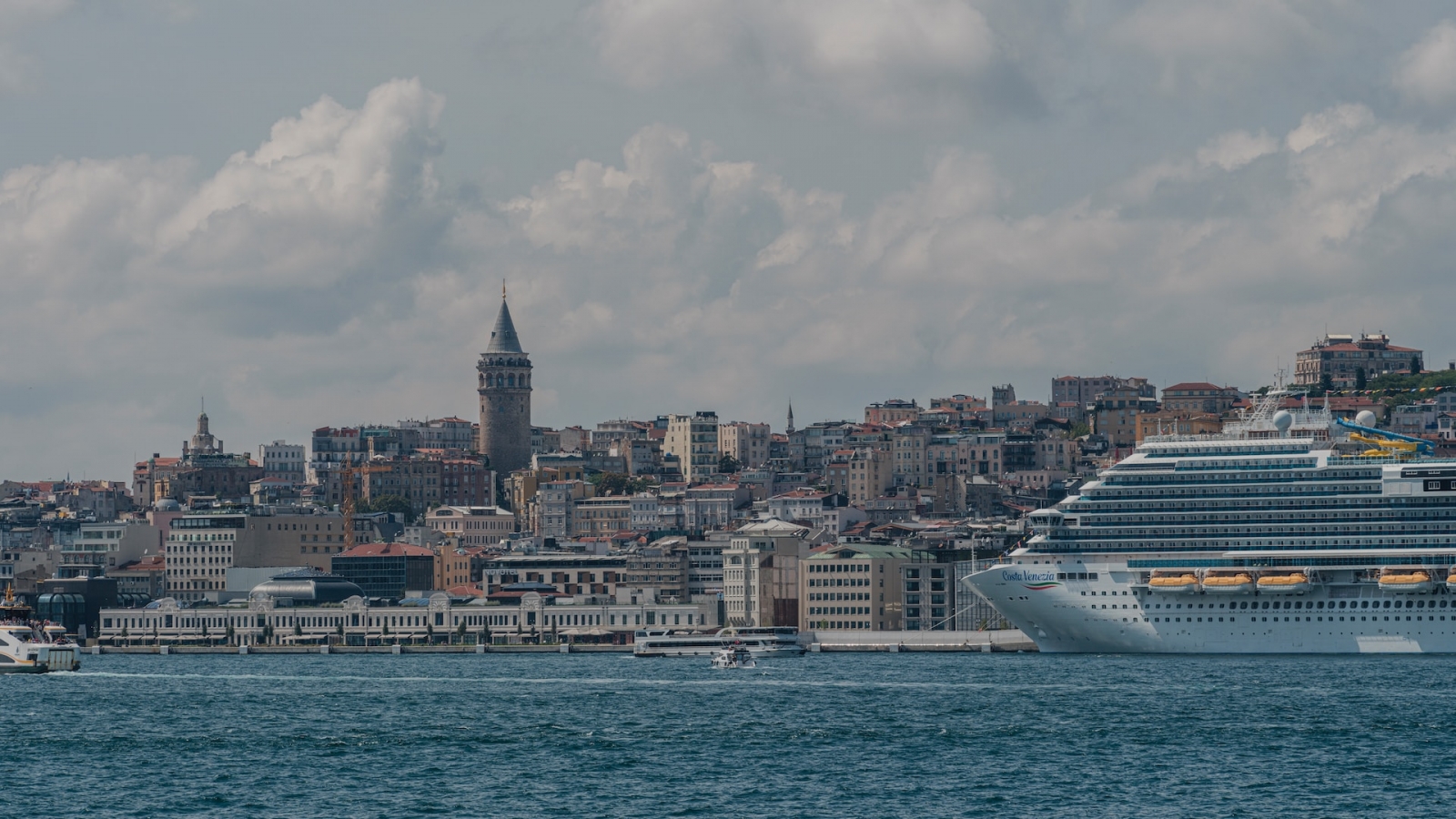 Kreuzfahrtschiff in der Bucht des Goldenen Horns in Istanbul