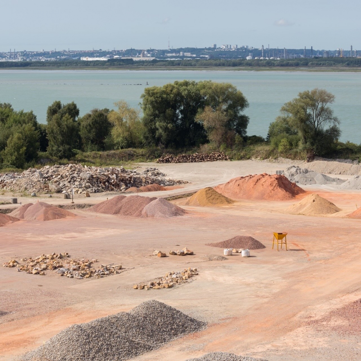 Lagerplatz für Sand, Kieselsteine ​​und Zuschlagstoffe in der Nähe von Le Havre, Frankreich