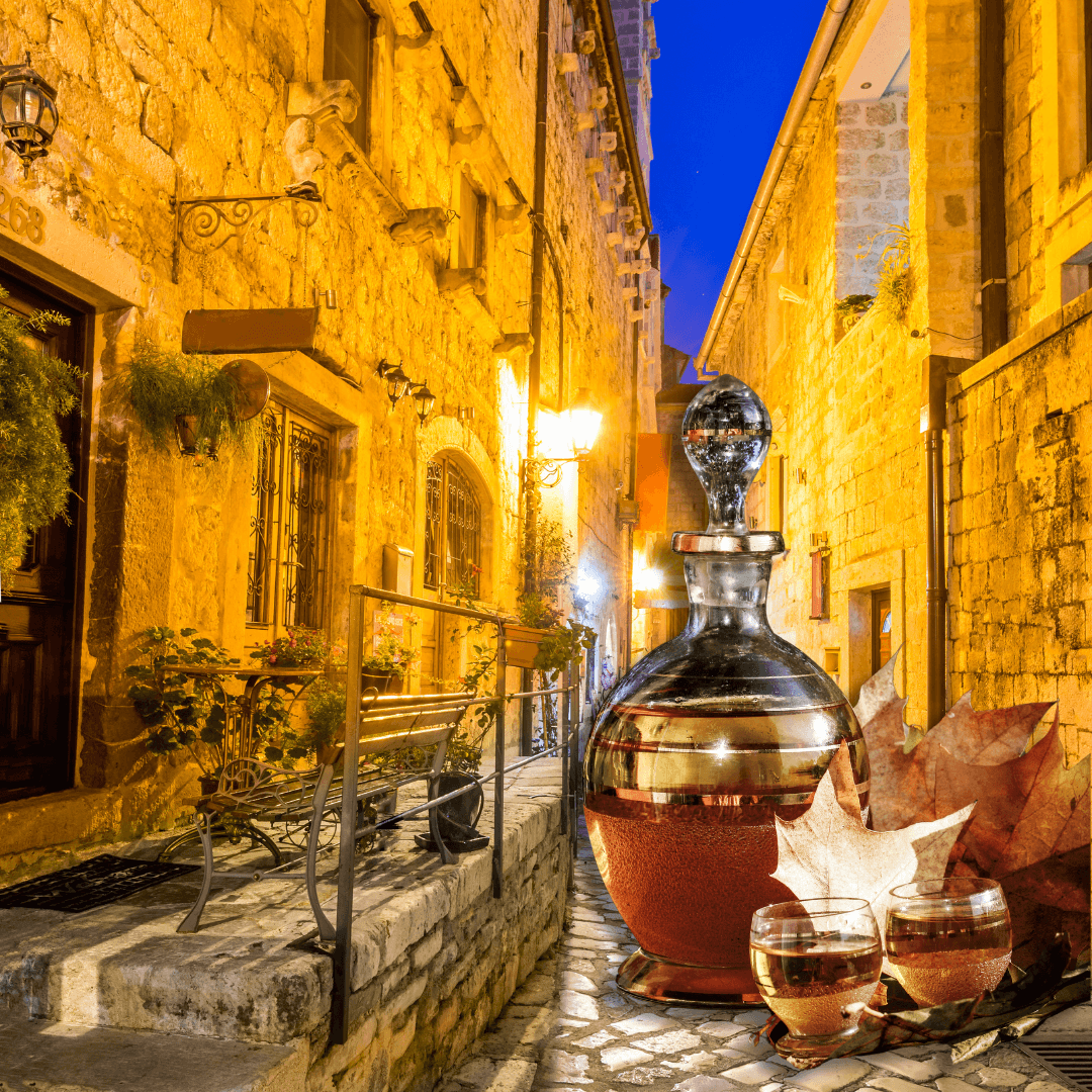 Cattaro, Montenegro. La baia della Baia di Kotor è uno dei posti più belli del Mare Adriatico, vanta la fortezza veneziana conservata, antichi borghi, città medievali e montagne panoramiche