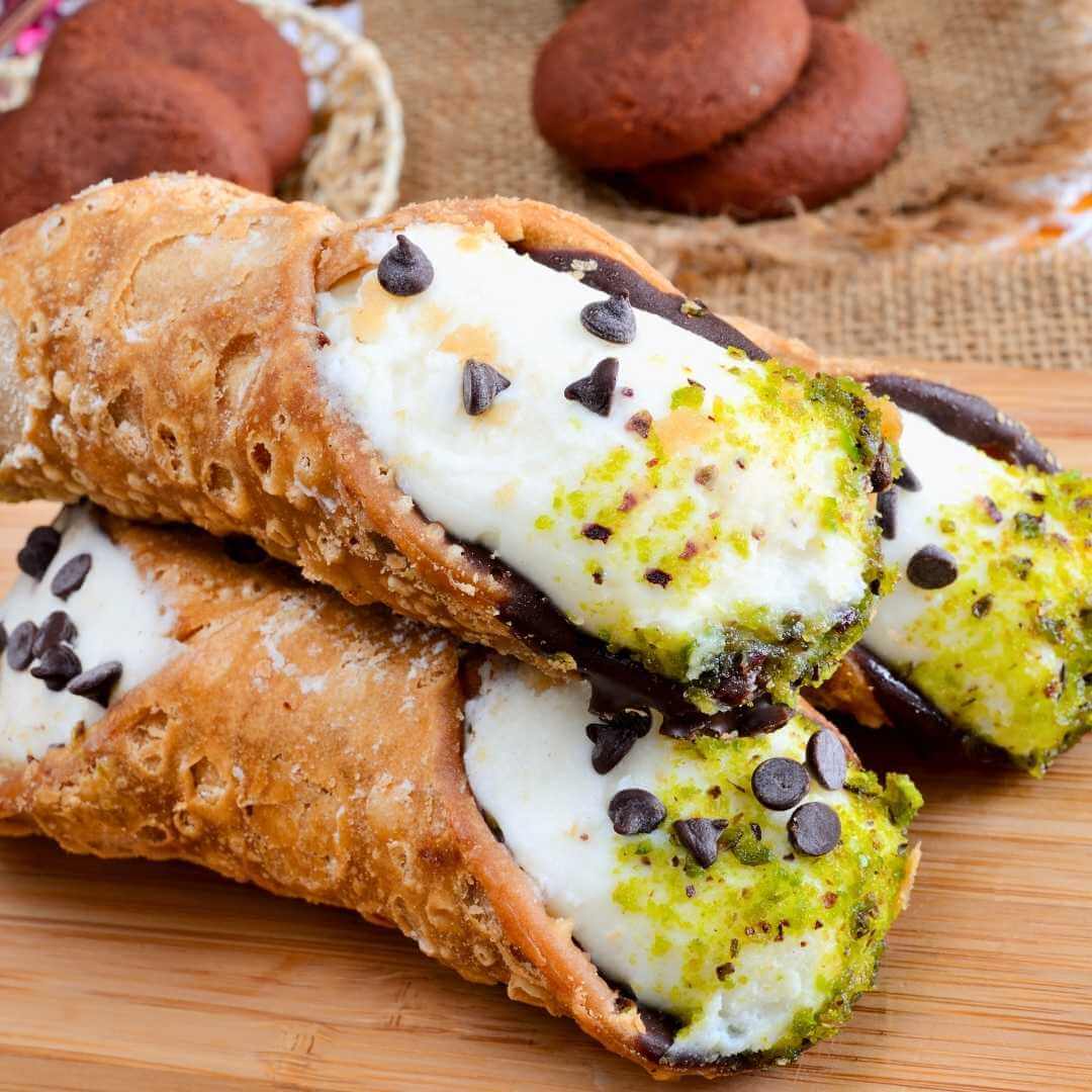 Cannoli siciliani dolcissimi ripieni di ricotta e zucchero con pistacchi e gocce di cioccolato