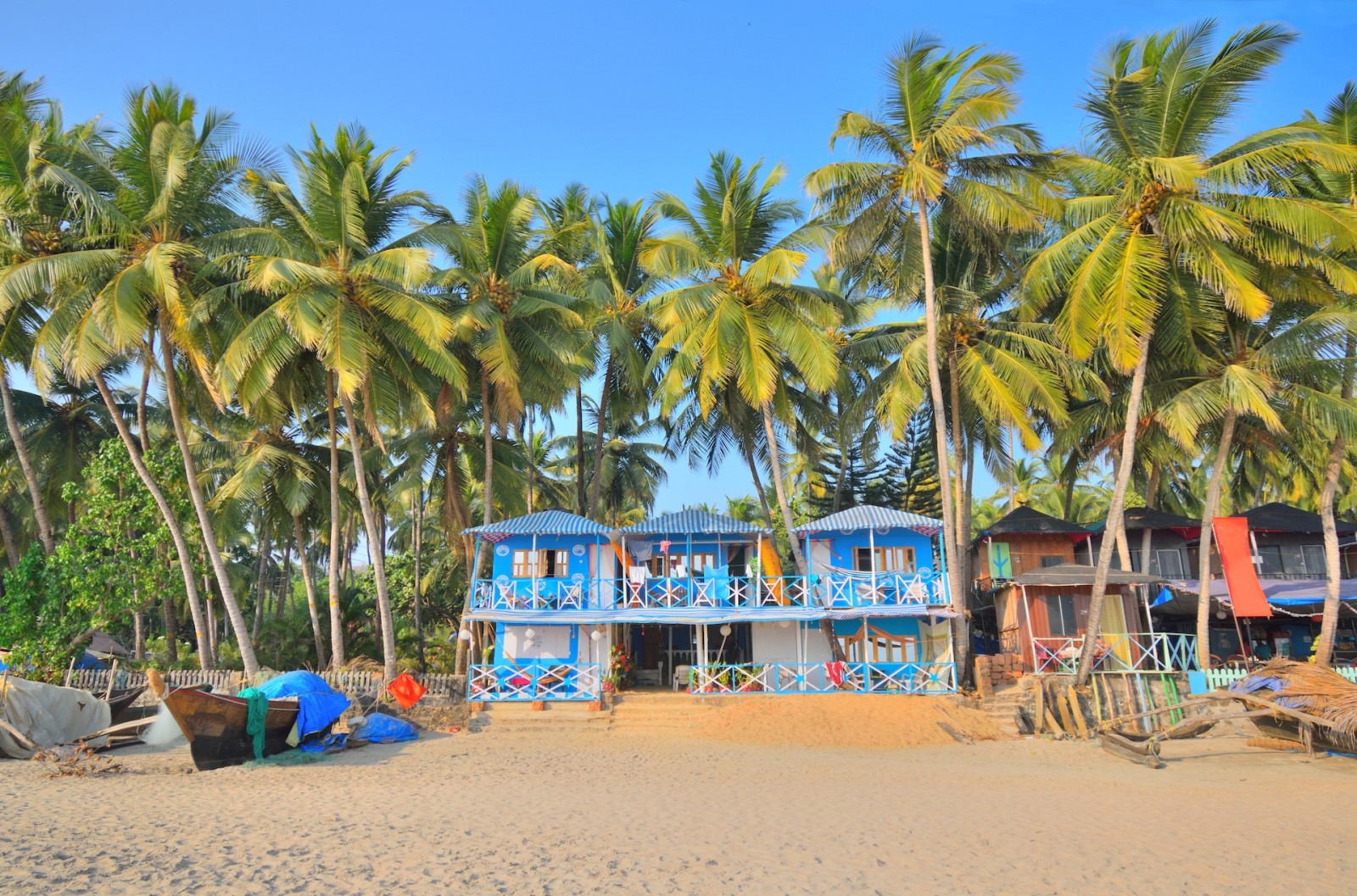 Coloridas cabañas de playa en la playa de Palolem, Goa