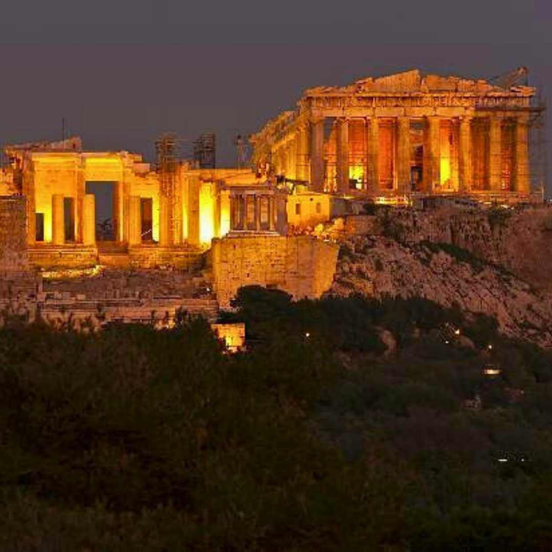 Vista sull'Acropoli illuminata di notte