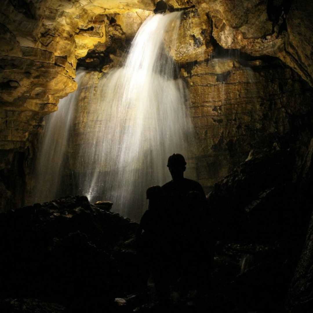 Меры безопасности важны в пещерах Венадо.