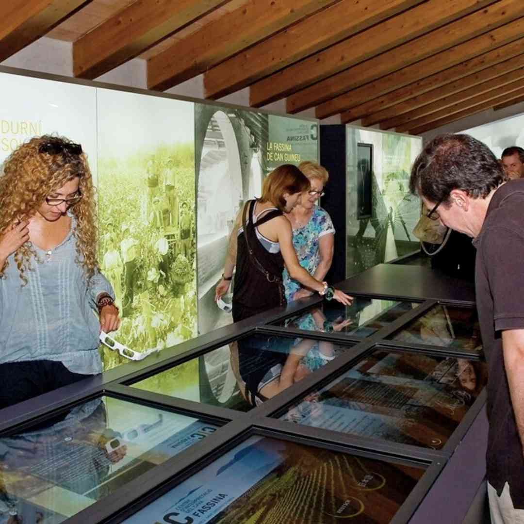 Curious visitores en el Cava Interpretation Centre (CIC Fassina) en San Sadurní de Anoia
