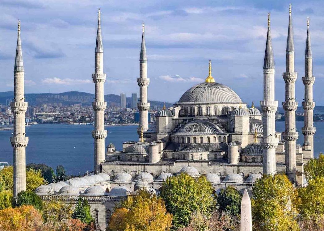 Аэрофотоснимок Голубой мечети 2 (Мечеть султана Ахмеда), окруженной деревьями в Старом городе Стамбула - Султанахмет, Стамбул, Турция