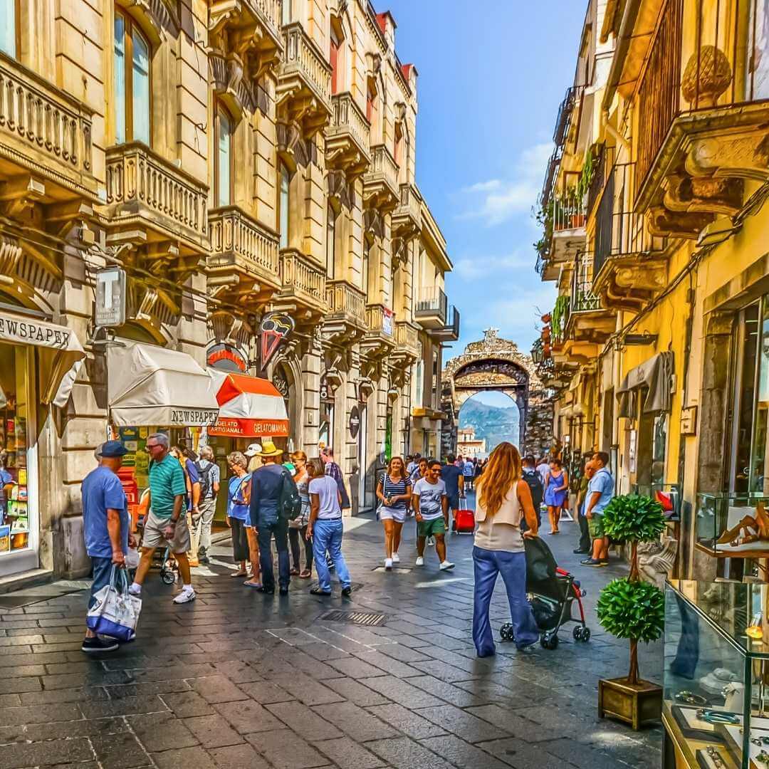 In una strada di Taormina