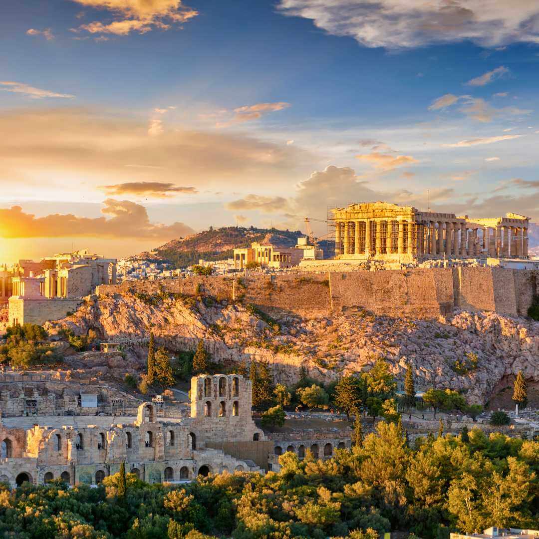 L'Acropoli di Atene, Grecia, con il Tempio del Partenone in cima alla collina durante un tramonto estivo