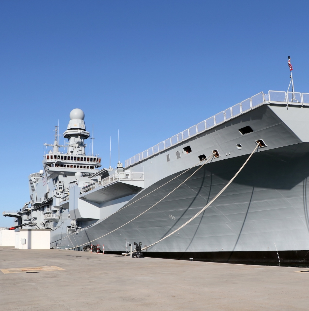 La nave portaerei Cavour ormeggiata presso la base navale militare