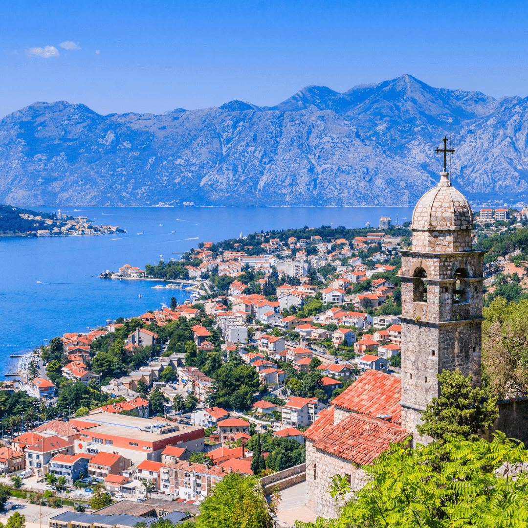 Baia di Kotor e centro storico dal monte Lovcen. Cattaro, Montenegro
