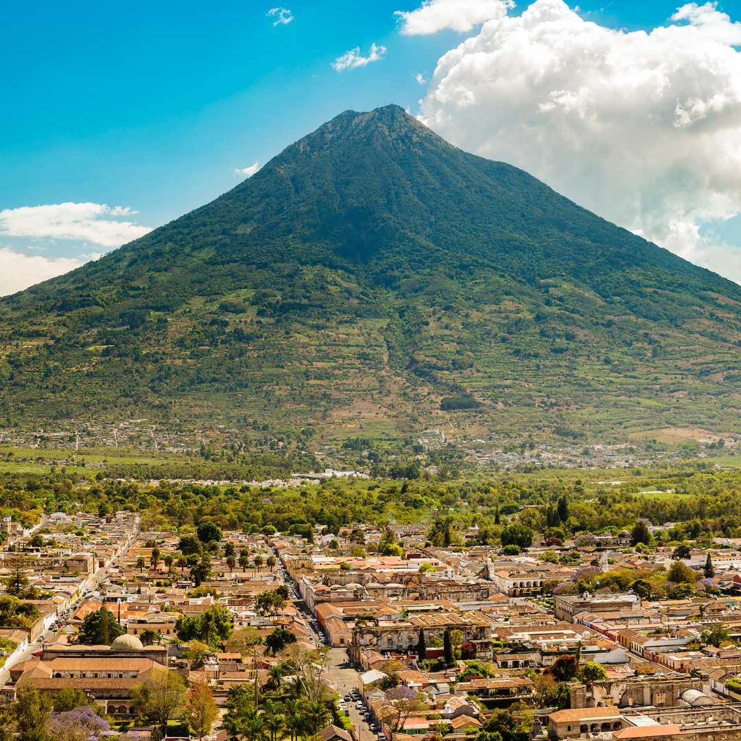 Blick auf die Stadt Antigua, Guatemala mit dem Vulkan de Agua dahinter in Mittelamerika