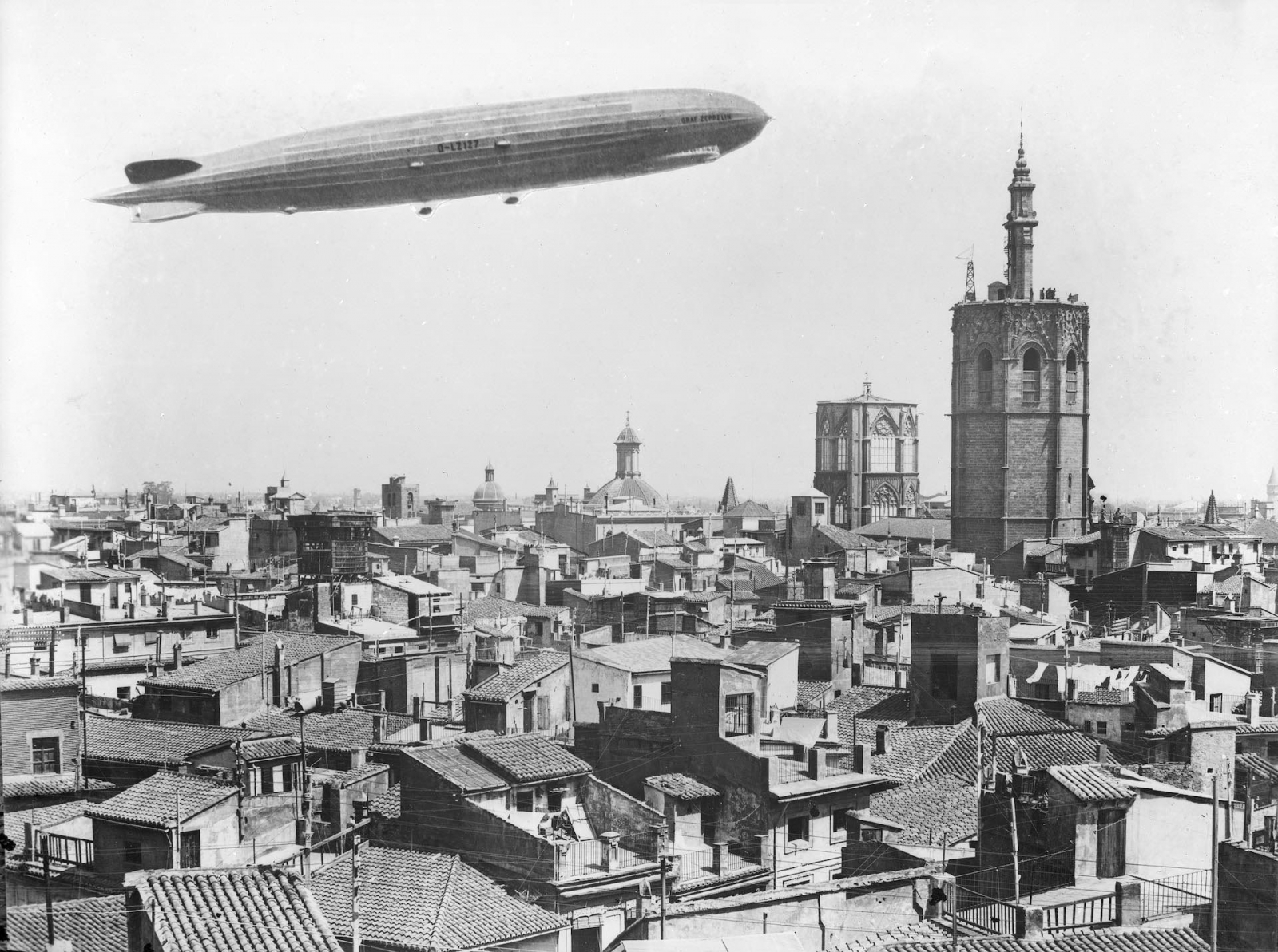 Graff Zeppelin flies over El Miguelete 1929
