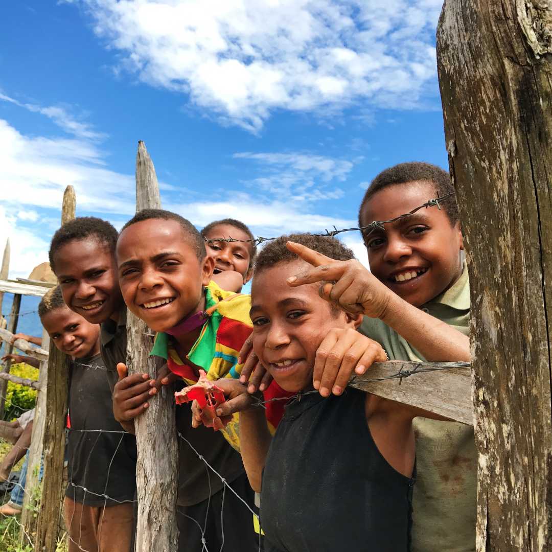 Denken Sie daran – es gibt immer etwas zum Lächeln auf der Welt, Provinz Eastern Highlands, Papua-Neuguinea