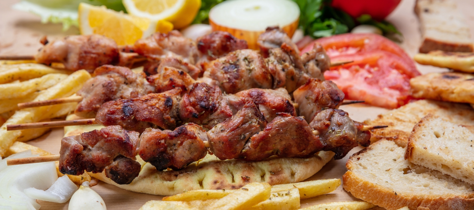 Souvlaki, Fleischspieße, traditionelle griechische türkische Fleischgerichte auf Fladenbrot und Kartoffeln