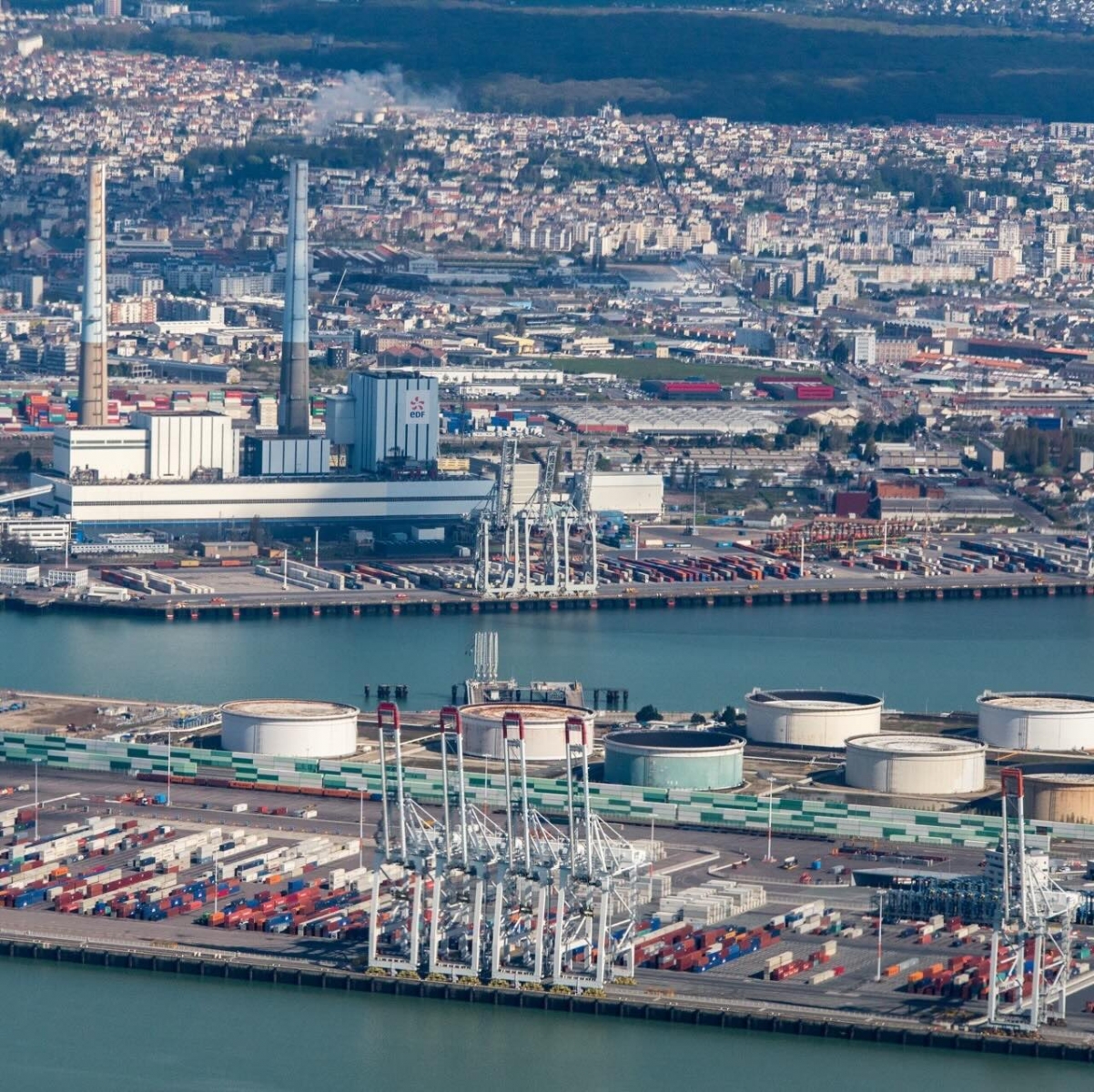 Veduta aerea del porto di Le Havre e della sua centrale termoelettrica in Francia