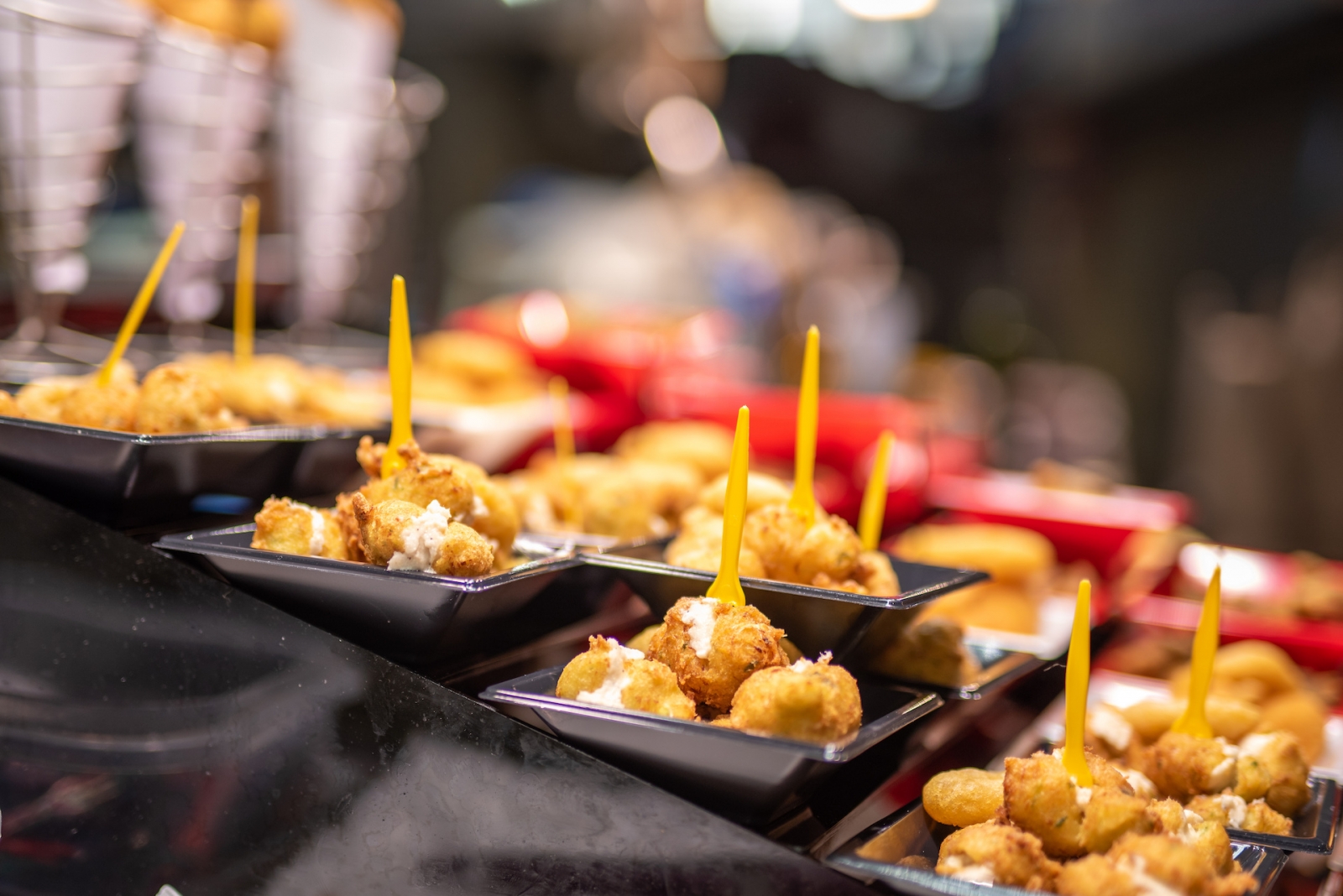 Spagna Tapas snack sul mercato alimentare a Barcellona