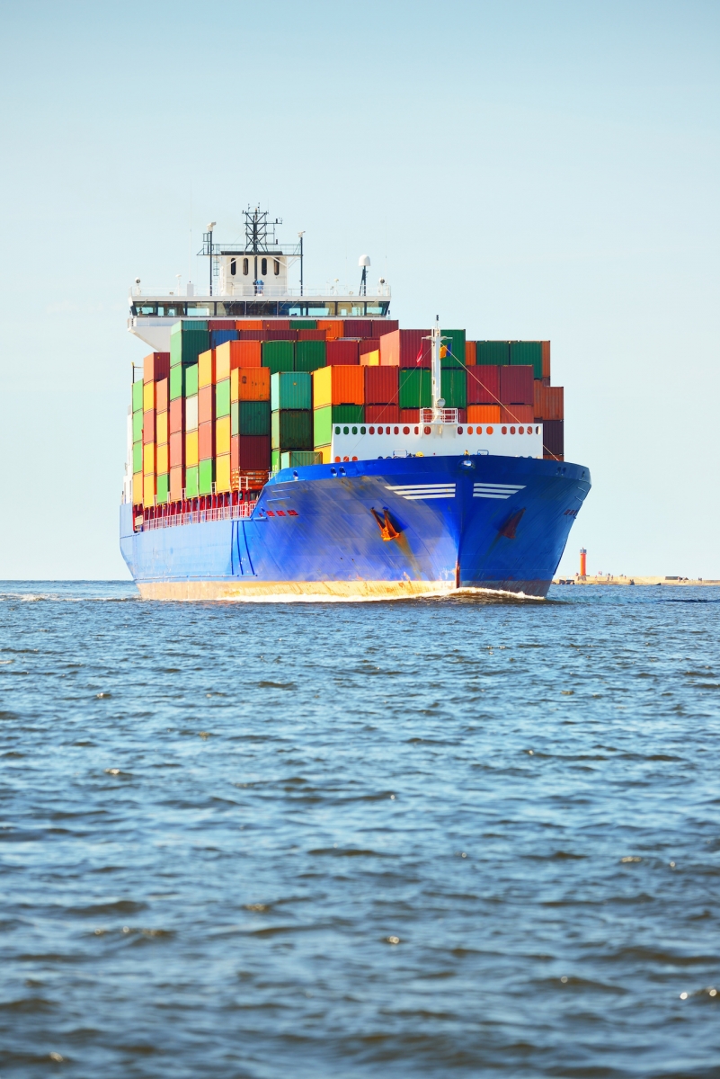 Großes Frachtcontainerschiff, das an einem klaren Tag von Europoort (Rotterdam, Niederlande) auf offener See fährt, Nahaufnahme