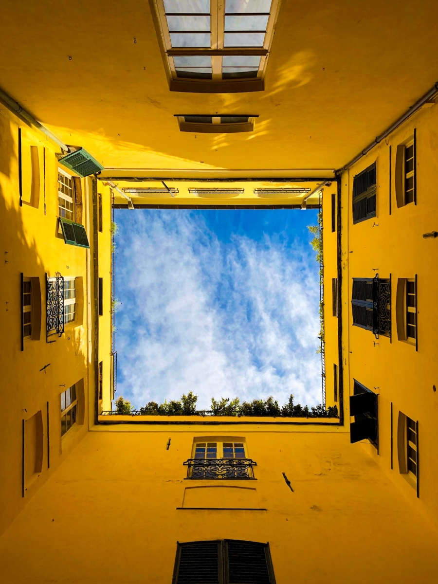Bewundern Sie den Himmel aus der Terrassenperspektive des Genua-Innenhofs