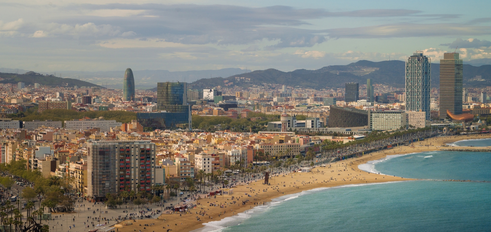 Strand von Barcelona bei Sonnenaufgang am Morgen