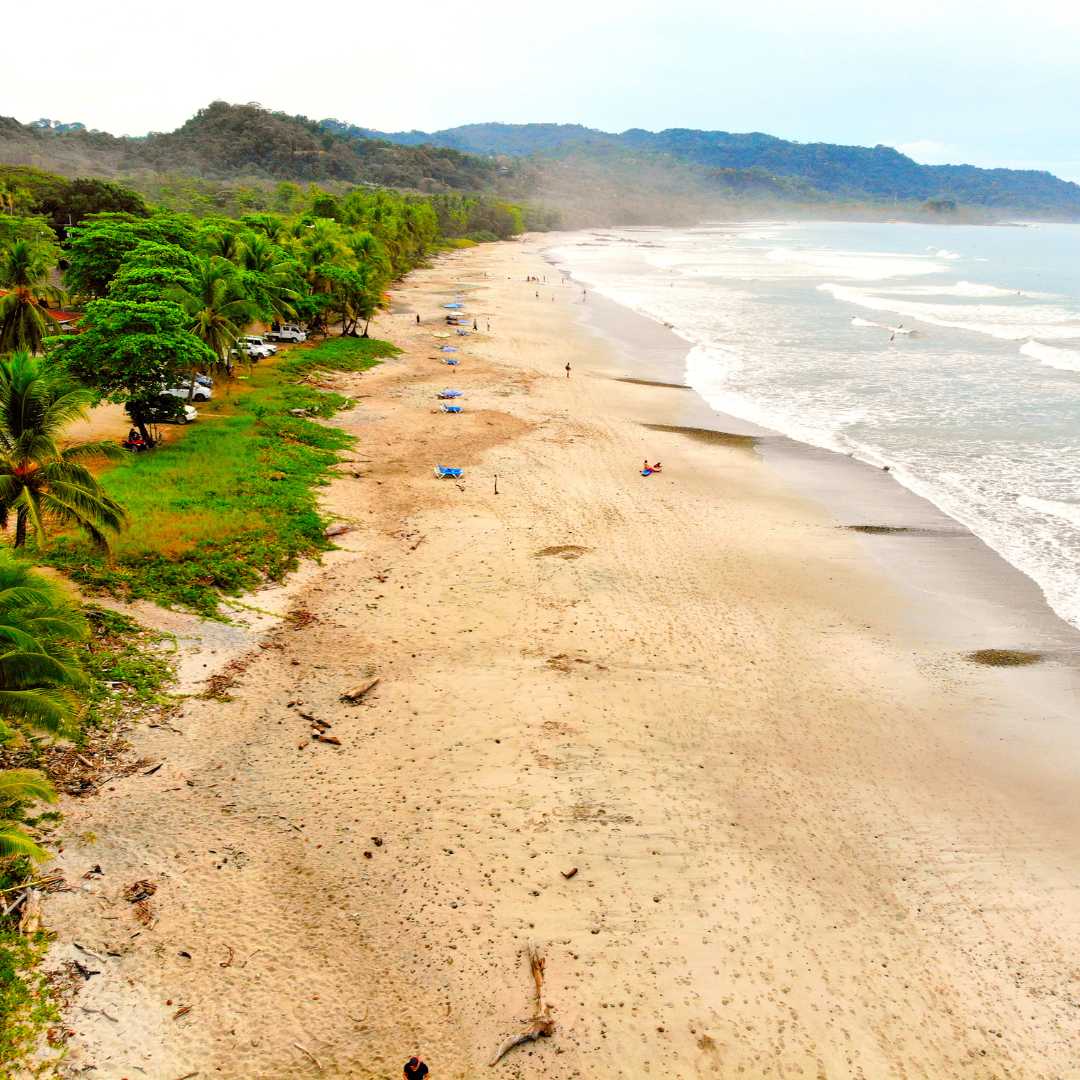 Drohnenbild von einem wunderschönen tropischen Strand von Santa Teresa, Costa Rica