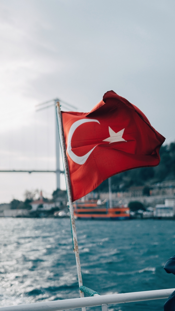 Drapeau turc lors d'une excursion en bateau sur le Bosphore