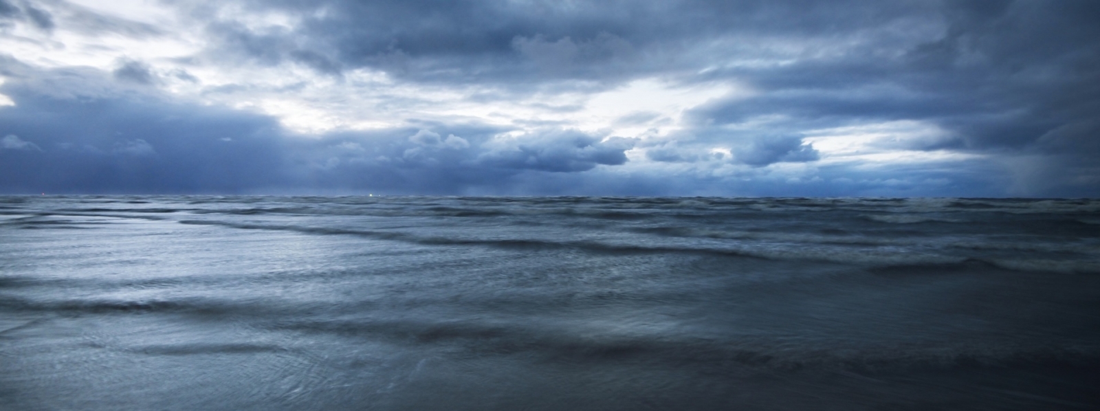 Tempête sombre sur la mer du Nord
