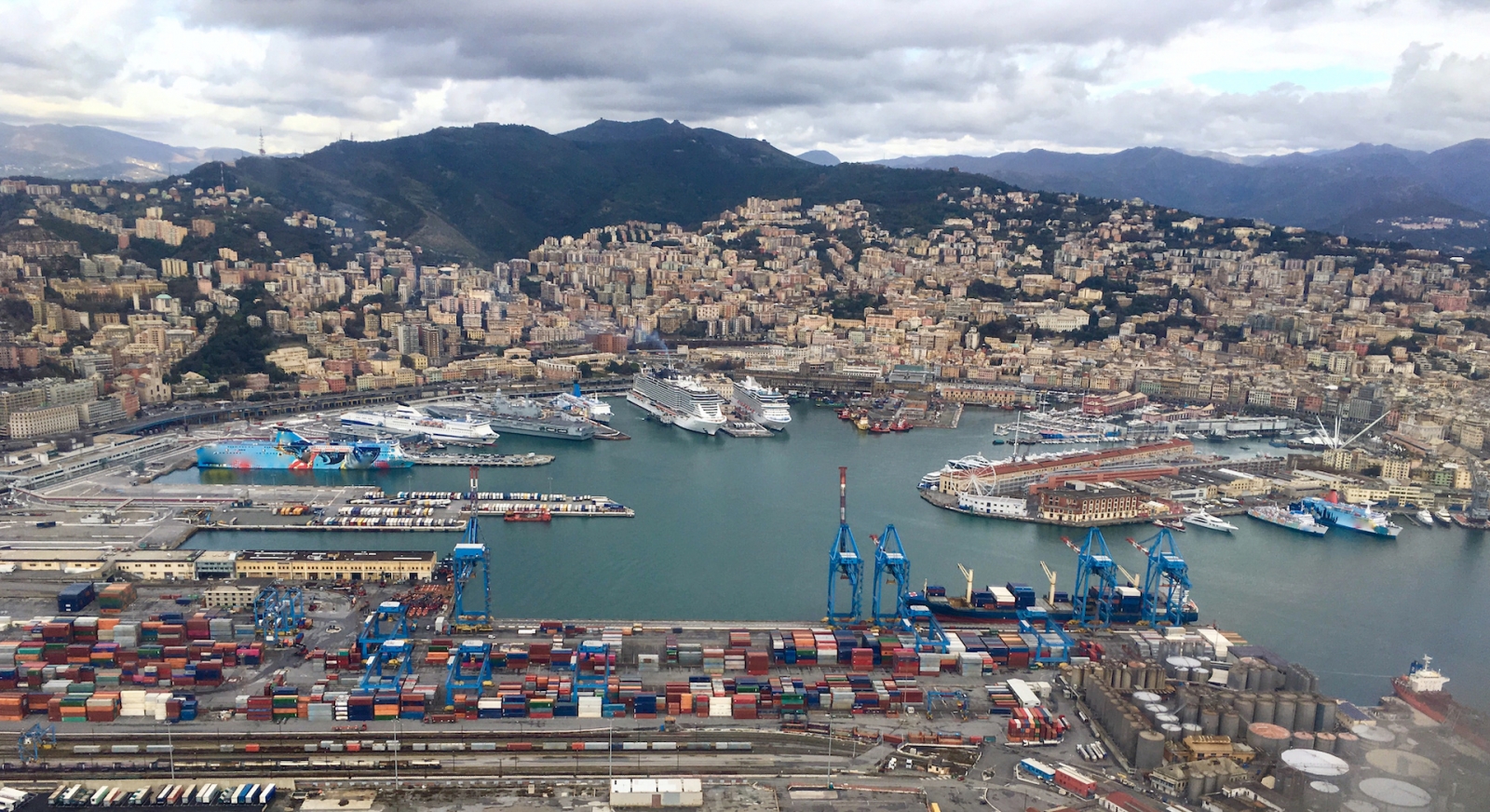 Drone view Vista aérea vista panorámica de Génova en Italia con puerto, cruceros, contenedores y buques de carga y copia del horizonte