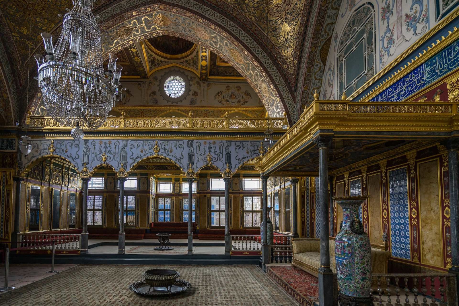Der luxuriöse und wunderschön dekorierte Thronsaal des Harems des Topkapi-Palastes, Istanbul, Türkei