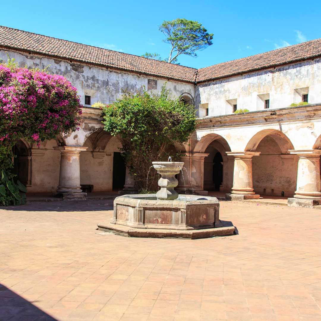 Antigua, Guatemala. Un patio in stile coloniale spagnolo. L'ex chiesa del Carmen