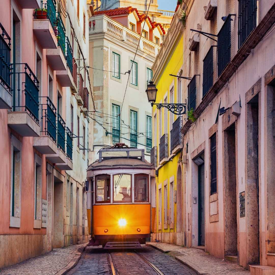 Imagen del paisaje urbano de la calle de Lisboa, Portugal, con un tranvía amarillo