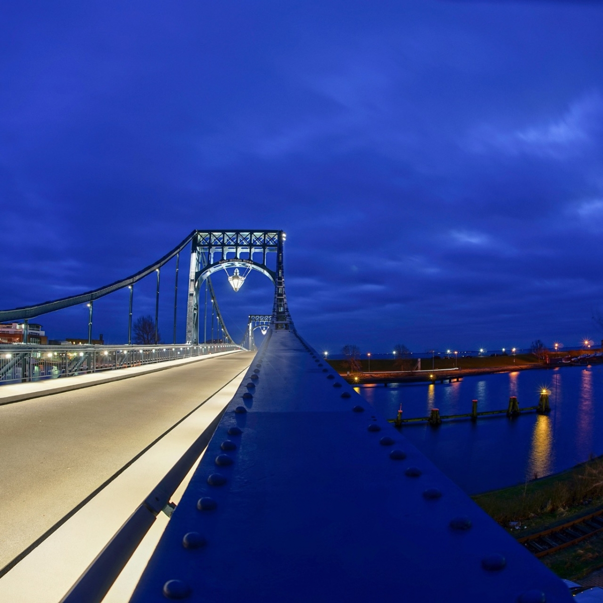 Vista nocturna del puente Kaiser Wilhelm