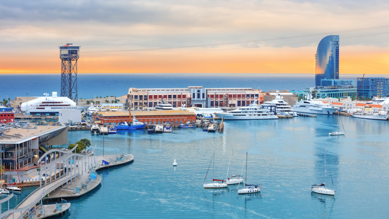 Port de croisière de Barcelone, promenade publique et téléphérique au-dessus de la Barceloneta au coucher du soleil