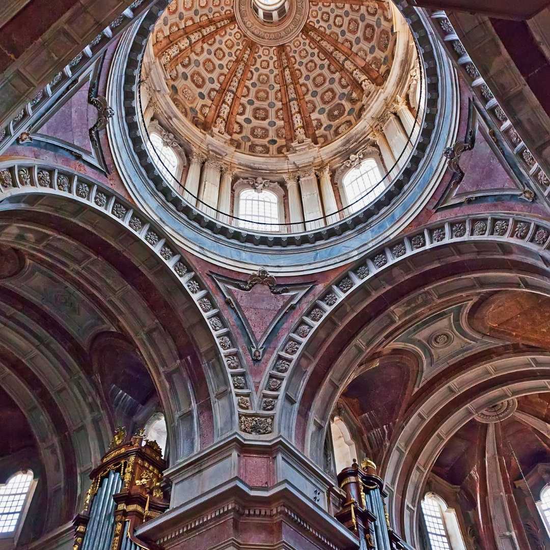 Cupola della Basilica del Palazzo Nazionale e Convento di Mafra in Portogallo. Apparteneva all'ordine francescano. Edificio barocco. Mafra, Portogallo
