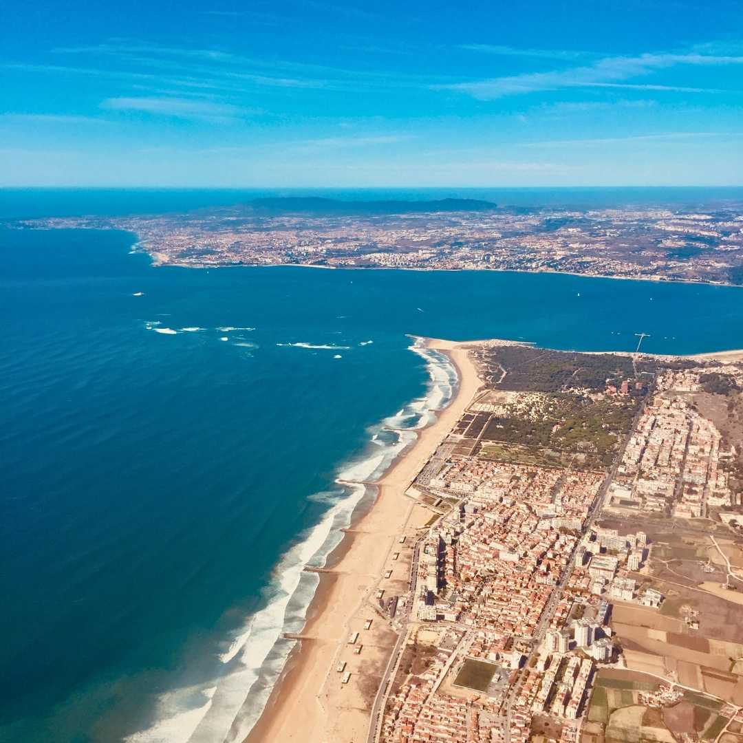 Costa da Caparica es una ciudad turística moderna y animada que adoran los portugueses, pero es prácticamente desconocida para los turistas extranjeros. La costa de Costa da Caparica es simplemente impresionante y es famosa por su vasta playa de arena, sus poderosos mares para surfear y su excelente playa.