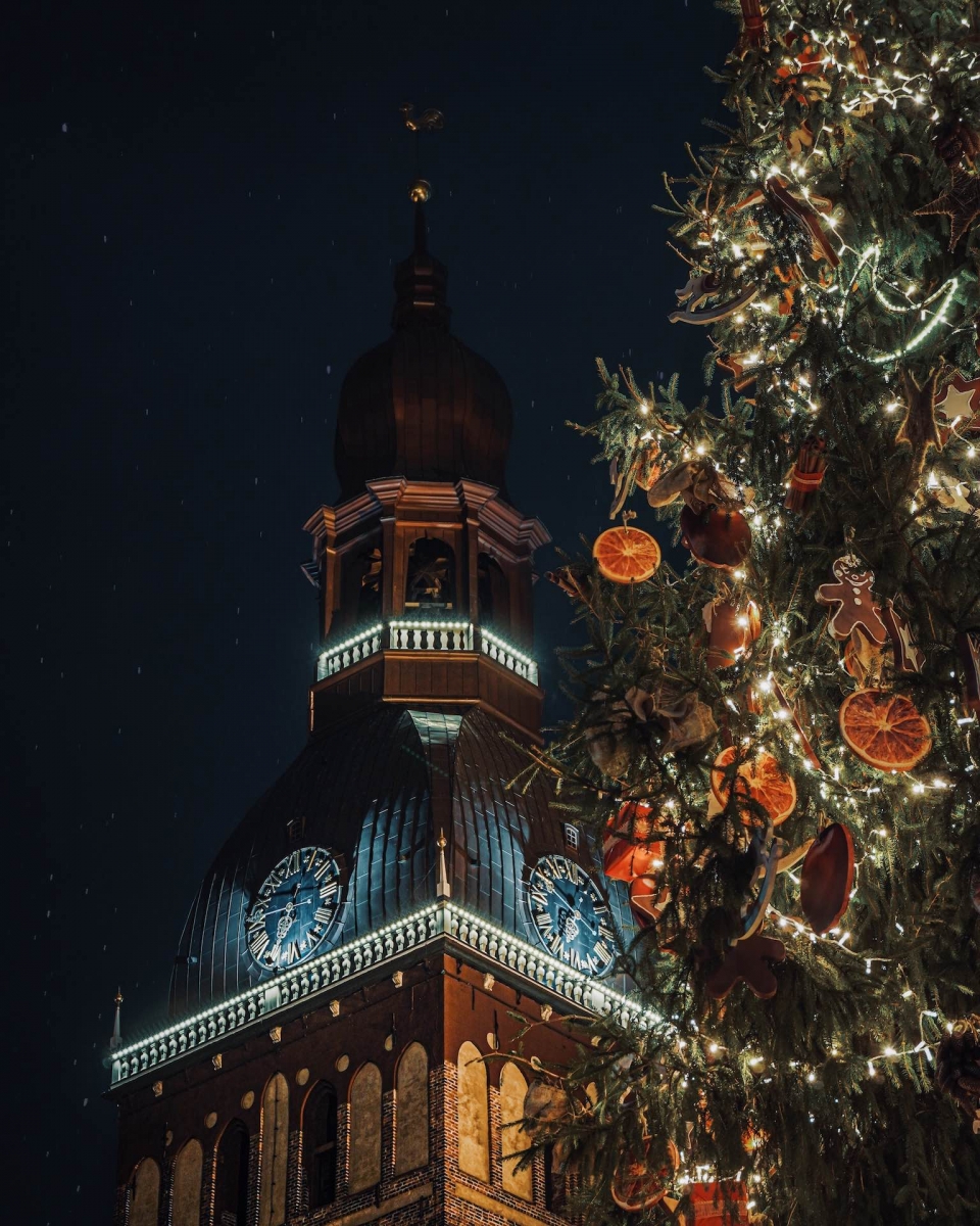 Albero di Natale nel centro storico di Riga in Piazza Doma