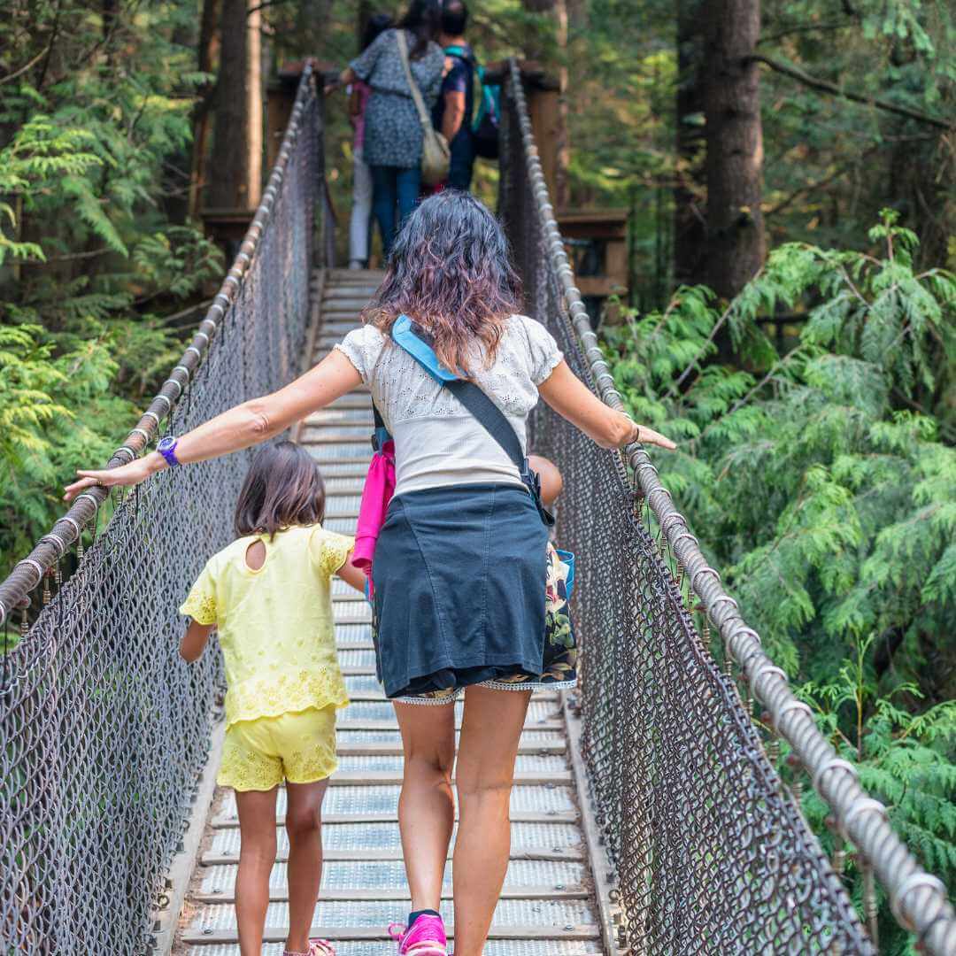 Una familia en el parque del puente colgante de Capilano en Vancouver, Columbia Británica
