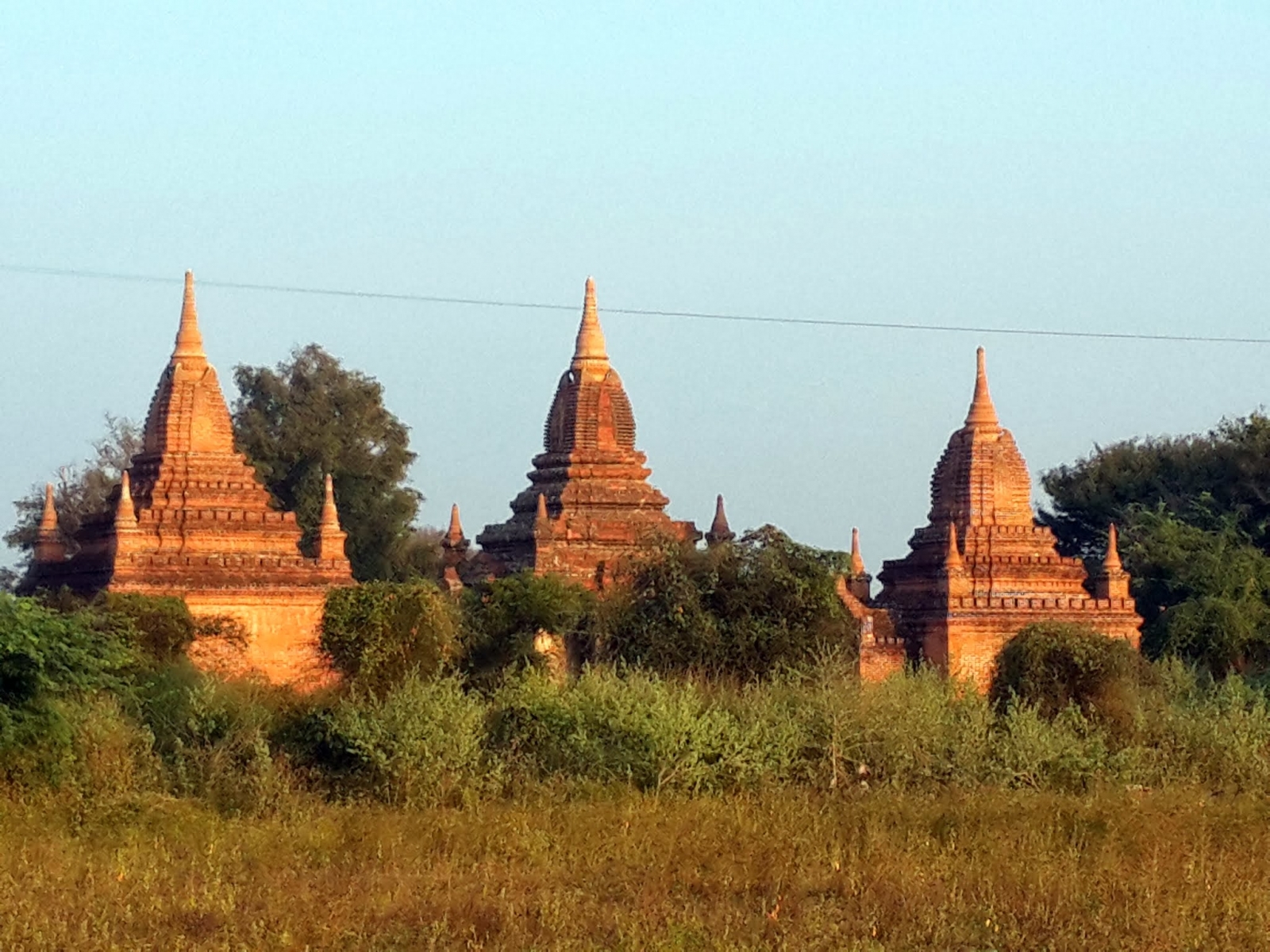 pagode nella città di Bagan all'alba, Birmania