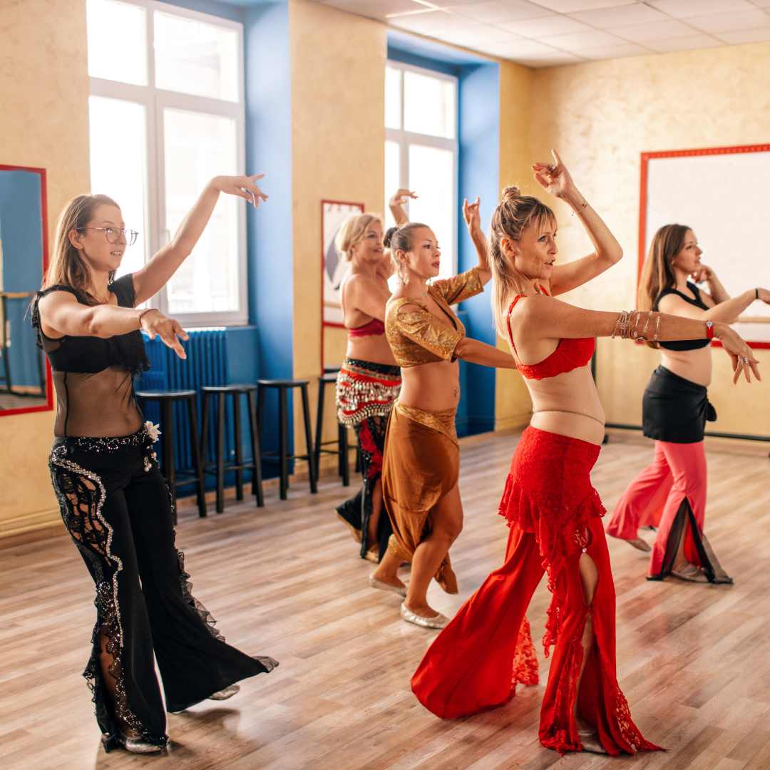 Группа красивых женщин на тренировке танца живота