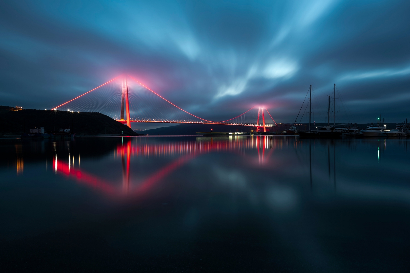 Вид с воздуха на освещенный мост Явуз Султан Селим в Стамбуле