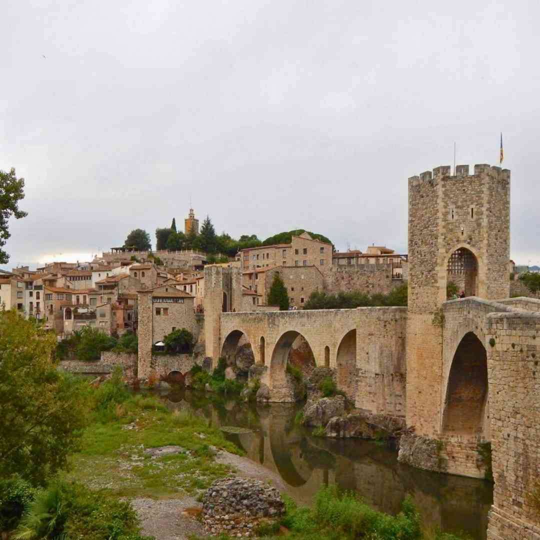 Pont Vell oder die Alte Brücke im spanischen Besalú ist ein großartiges Beispiel mittelalterlicher Architektur und ein Wahrzeichen der Stadt.