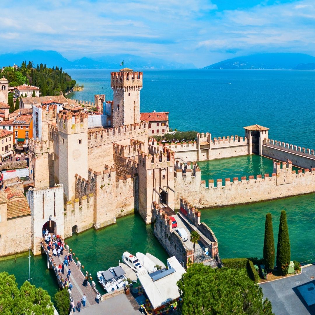 Vista aérea del castillo Scaligero en el lago de Garda en Sirmione, Italia