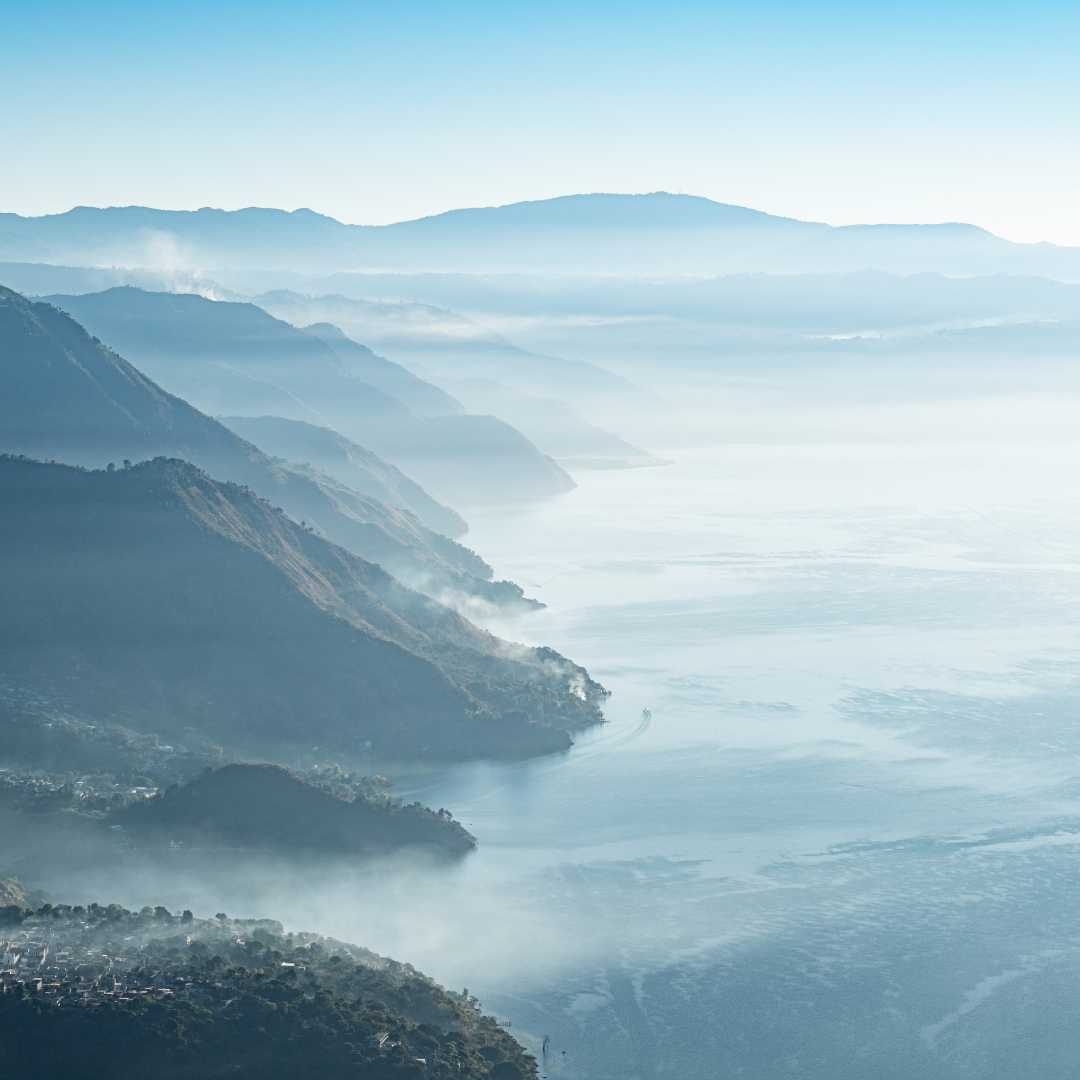 Una vista de las tierras altas de Guatemala a lo largo del lago Atitlán