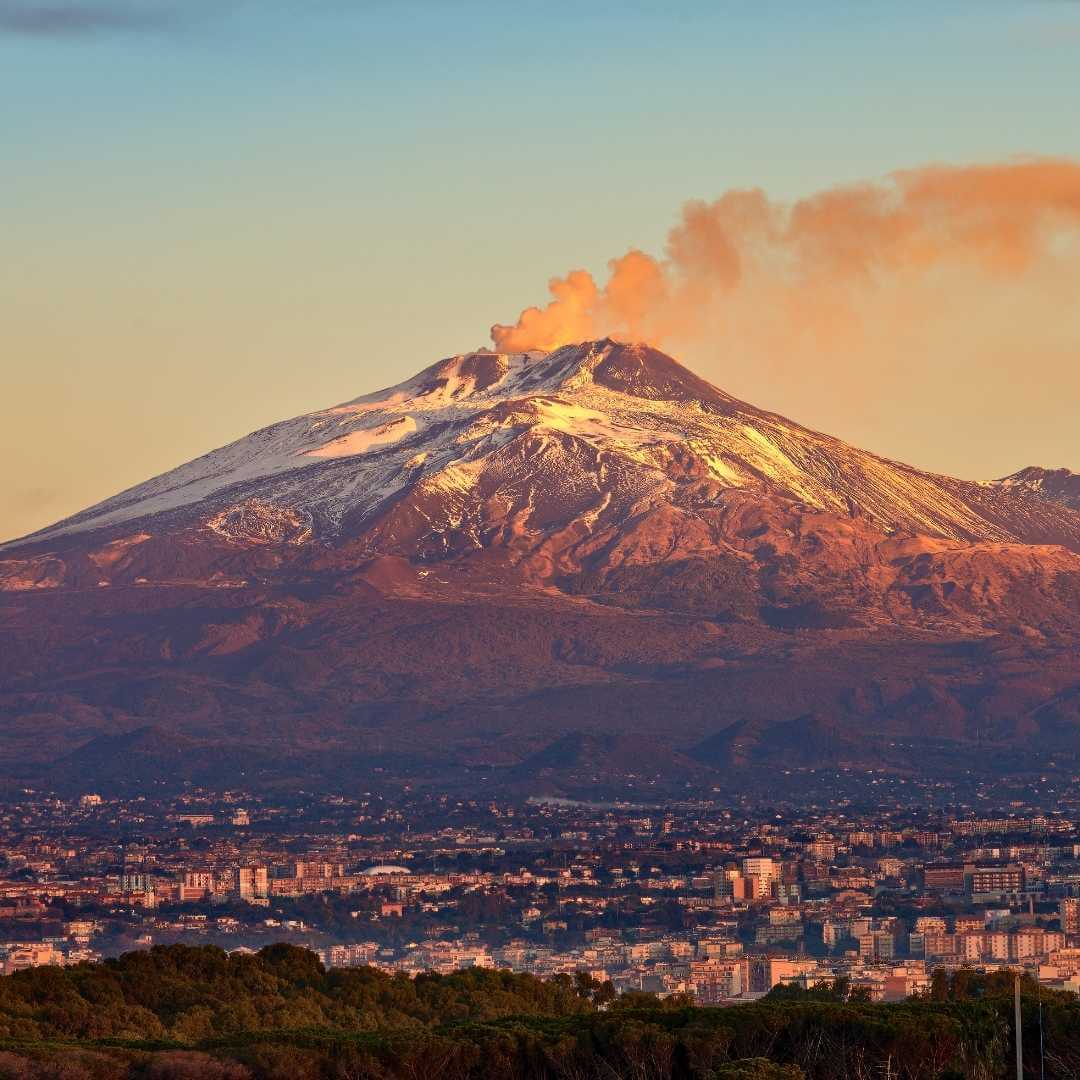 Vulcano Etna e città di Catania - Isola di Sicilia, Italia