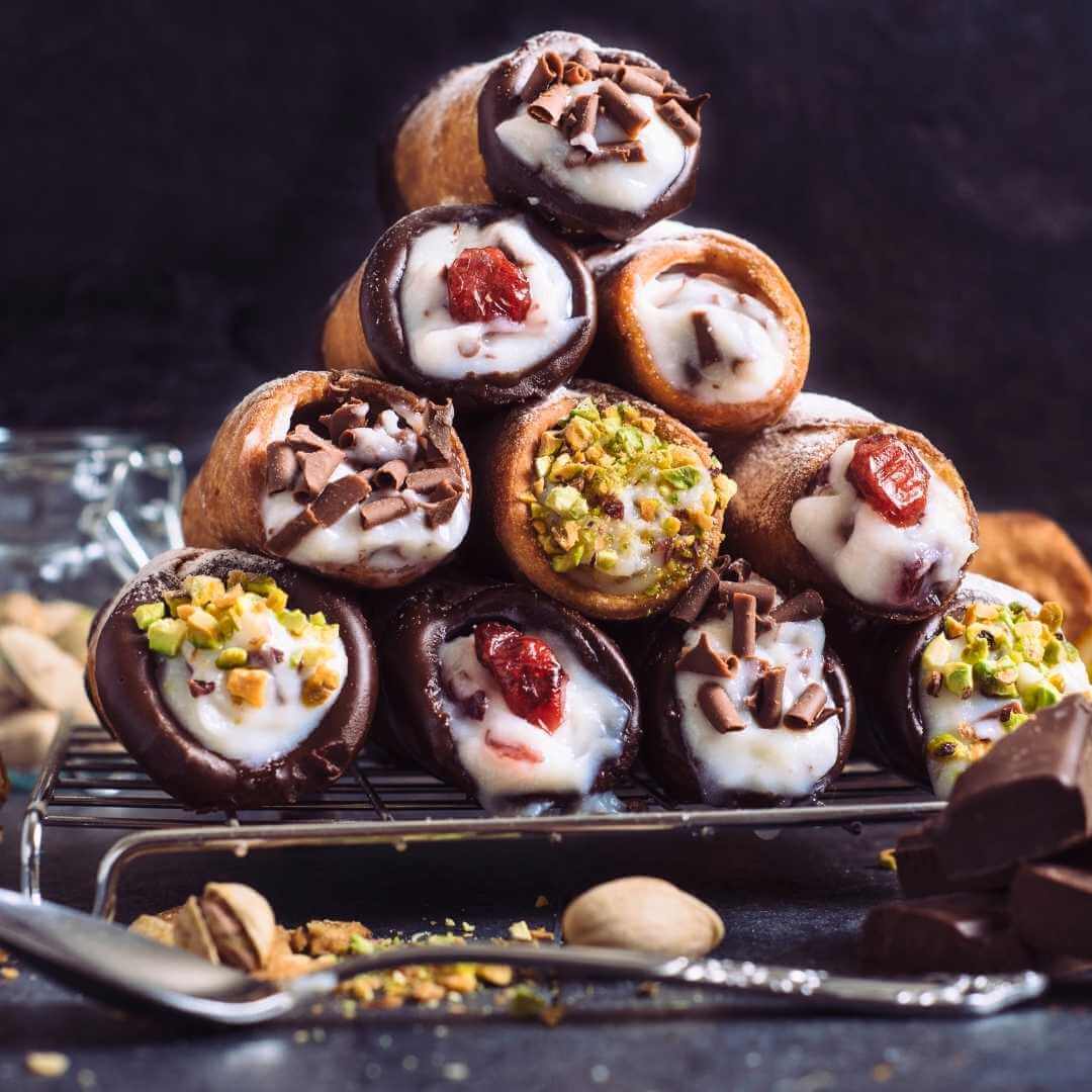 Dolce tradizionale siciliano fatto in casa chiamato cannolo ripieno di crema di formaggio