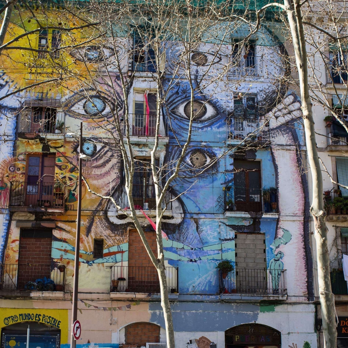 Уличное искусство в районе Эль-Раваль в Барселоне, Испания.