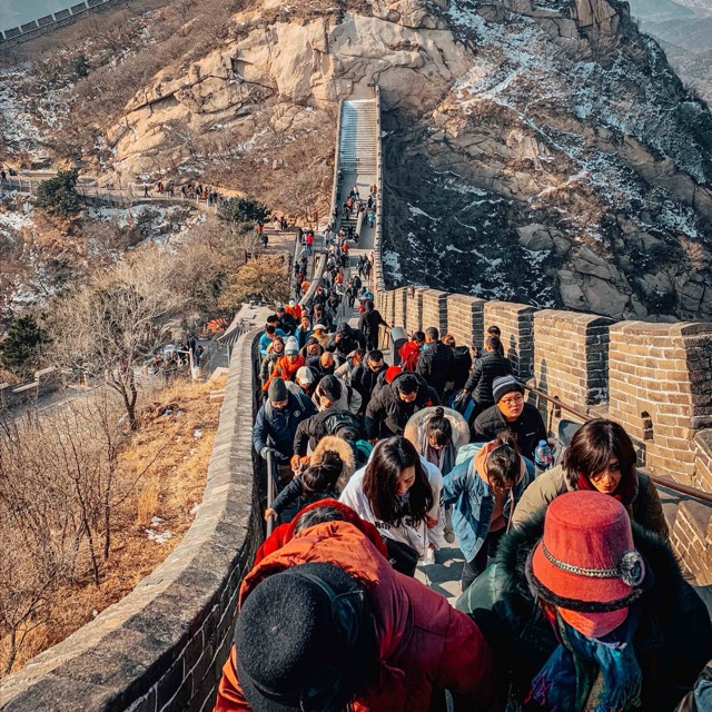 Туристы, идущие по Великой Китайской стене