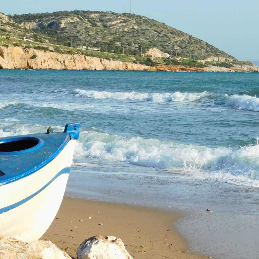 Vista della baia e della spiaggia della località turistica di Varkiza sulla Riviera di Atene in Attica, Grecia